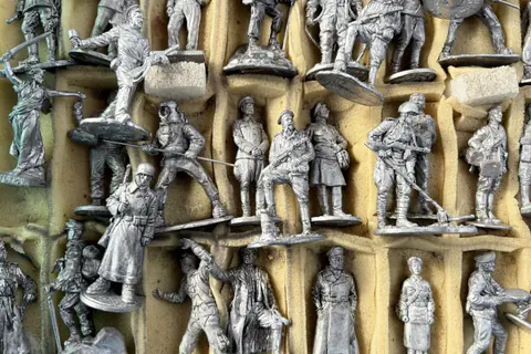 Rangées de soldats miniatures en métal non peints